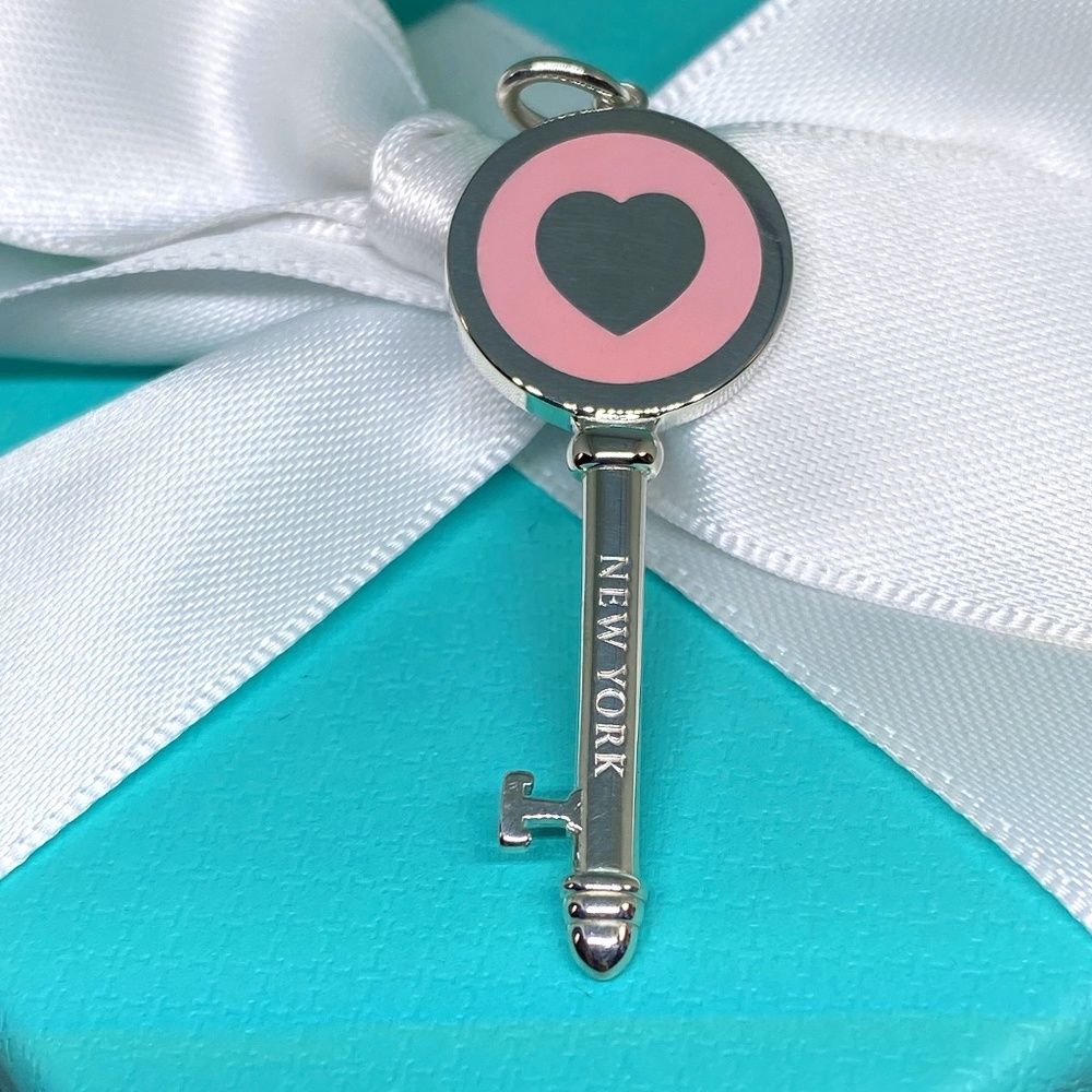 New Tiffany & Co. Tiffany pink Heart Key New York Charm Pendant Bracelet w/ box